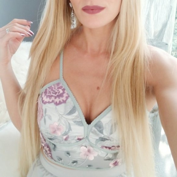 Embroidered flower cropped top - Picture 1 of 3